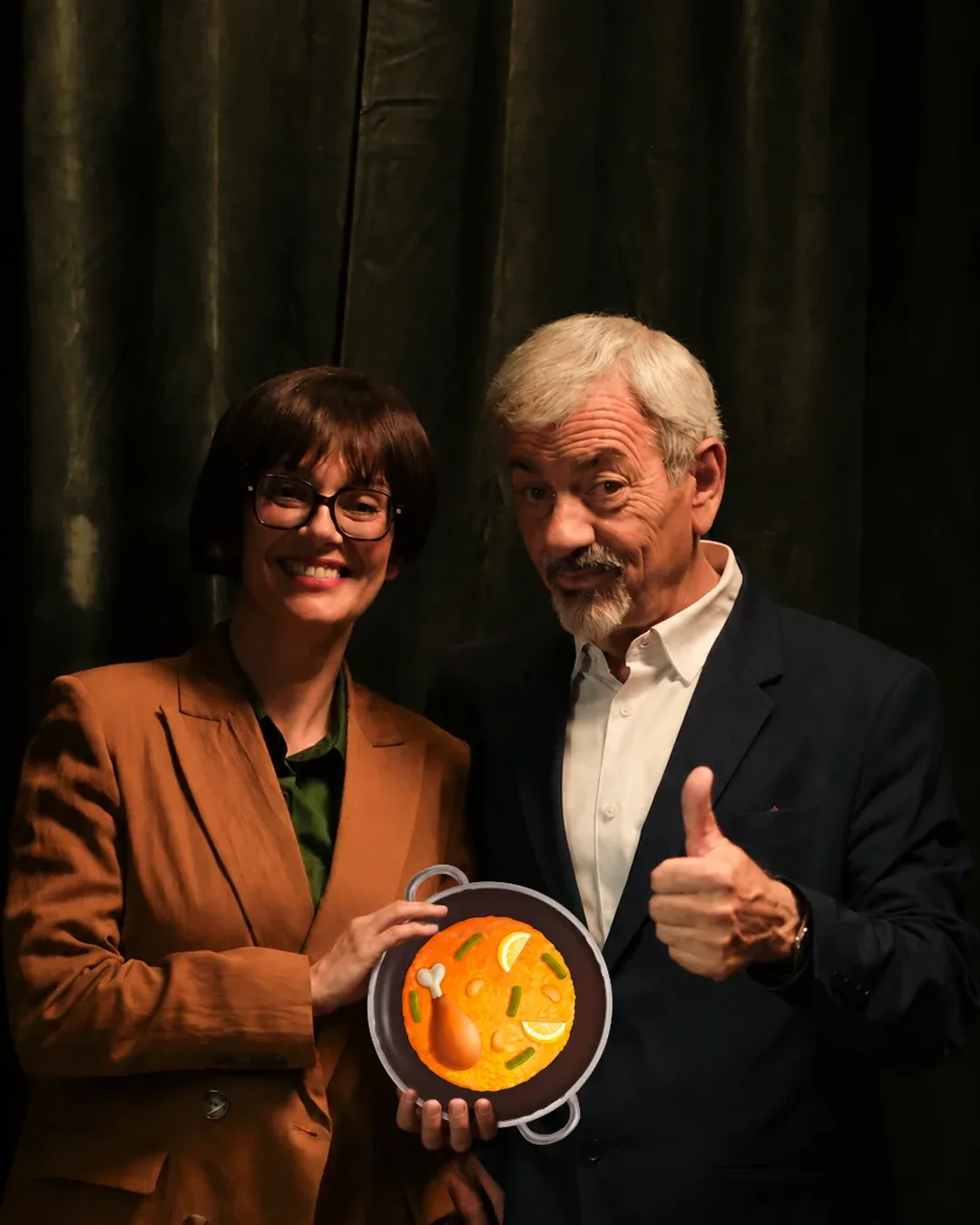 Carlos Sobera y Conxa sosteniendo un PaellaEmoji
