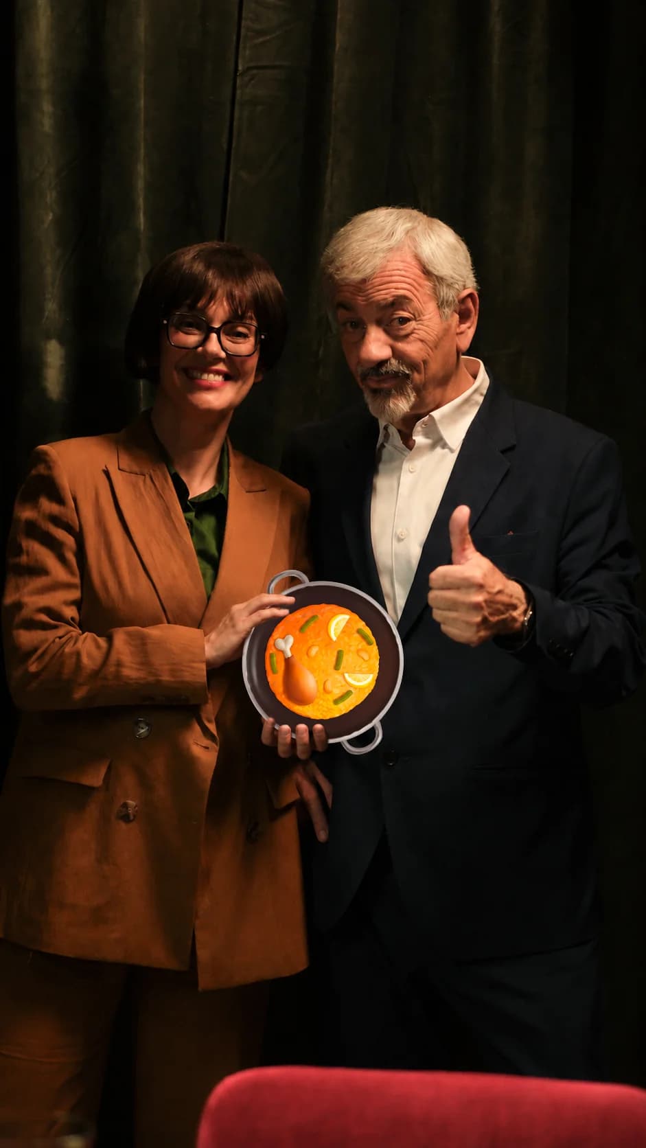 David y Pablo sosteniendo el paellaemoji